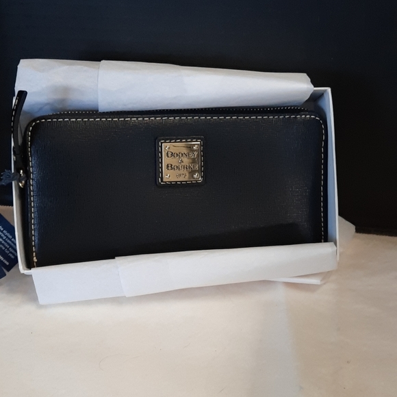 NWT DOONEY & BOURKE BLACK ZIP AROUND WALLET IN BOX